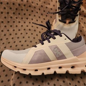 On Cloud Cloudrunner sneakers size US 7.5 womens pinkish/peach/white/grey